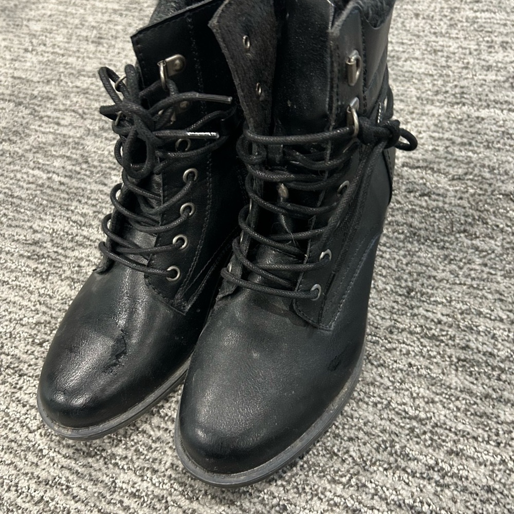 Stylish Black Lace-Up Women's Boots